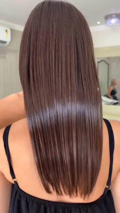 Cabelo liso e brilhante depois do alinhamento