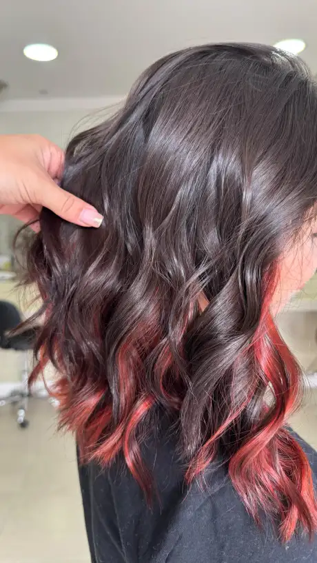 Cabelo escuro com pontas vermelhas