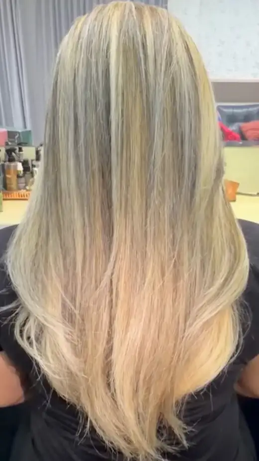 Cabelo loiro depois da correção de cor, visto de costas