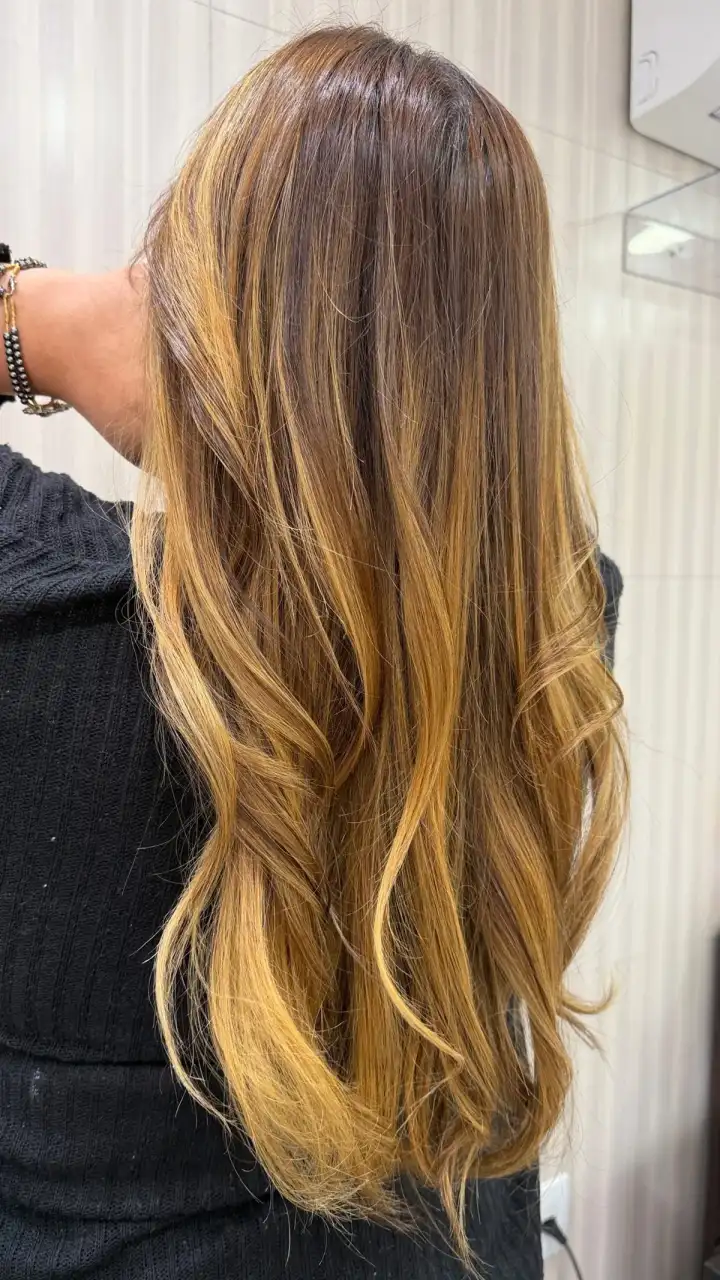 Cabelo longo em loiro avelã, de costas, com ondas nas pontas