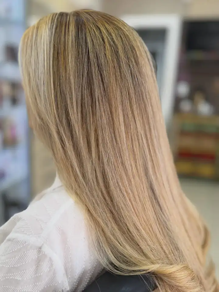 Cabelo liso em loiro perolado, visto de costas no salão