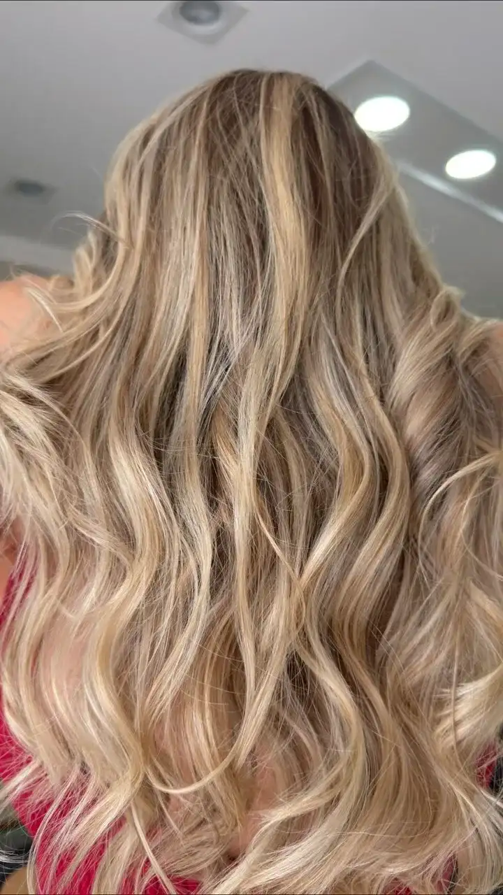 Loiro vanilla com ondas, visto de perto