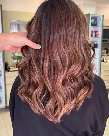 Cabelo com ondas em mocca, tom rosado amarronzado