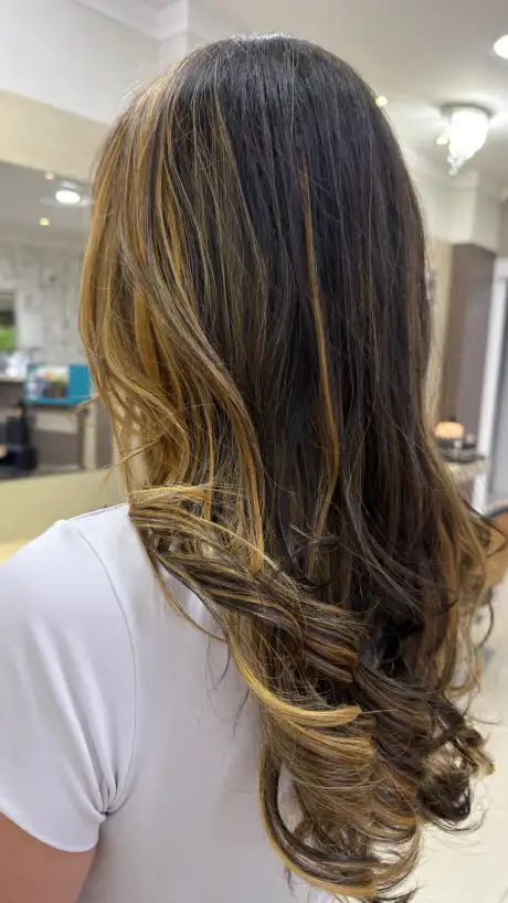 Morena iluminada com pontas douradas
