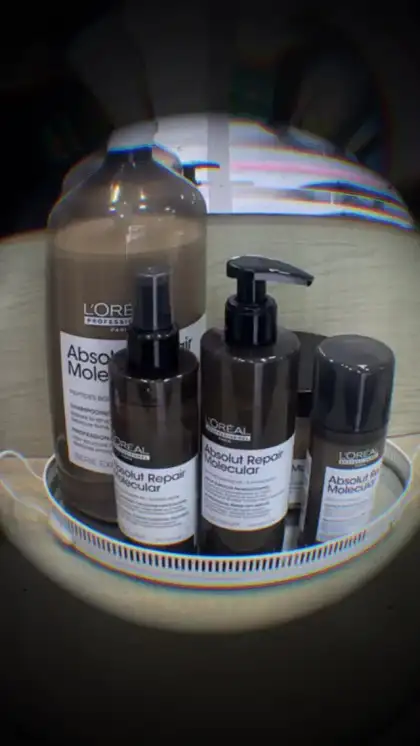 Frascos da linha Absolut Repair Molecular numa bandeja do salão