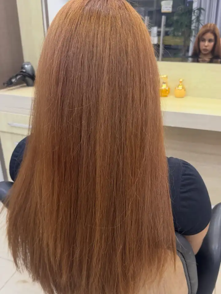 Cabelo ruivo liso, de costas, no salão