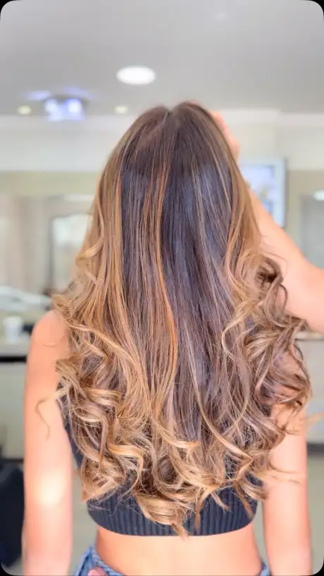 Ondas castanhas com reflexos quentes